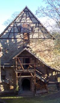Bergfried mit Kapelle